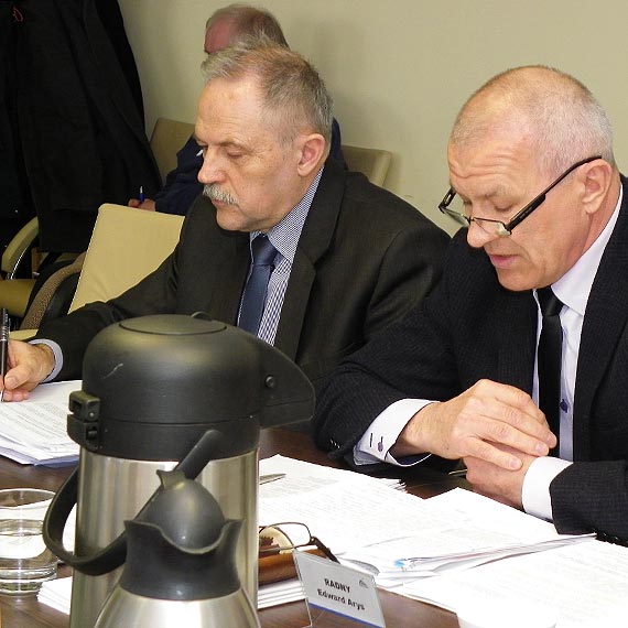 Radny Arys zadaje na sesji trudne pytania