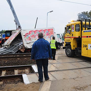 Parłówko: Pociąg towarowy uderzył w ciężarówkę