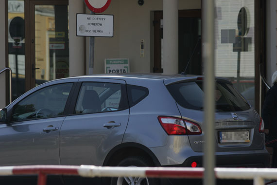 W Kamieniu Pomorskim mistrz parkowania zaparkowa� przed przej�ciem dla pieszych