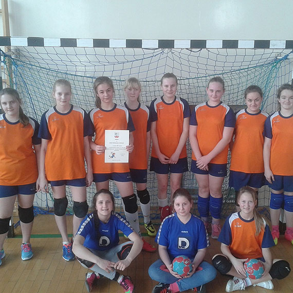 Sportowe sukcesy dziewcz�t ze Szko�y Podstawowej w Golczewie