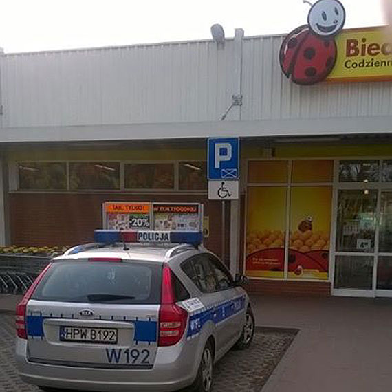 Czytelnik: Radiow�z policyjny zaparkowa� na kopercie. Policjant inwalida?