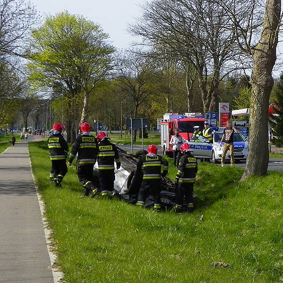 Mitsubishi w rowie i na dachu