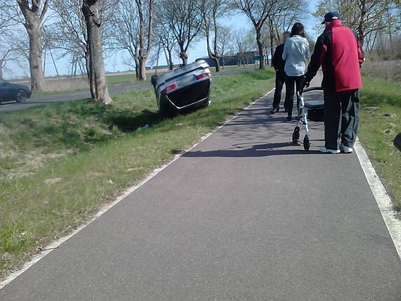 Mitsubishi w rowie i na dachu