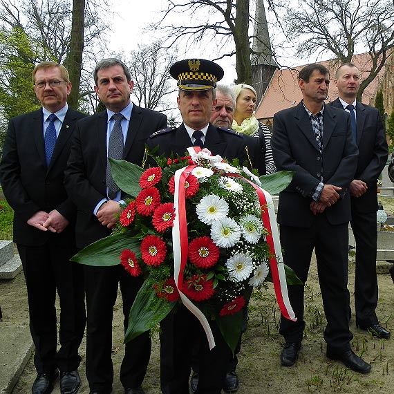 Jeszcze s�ycha� �piew i r�enie koni...