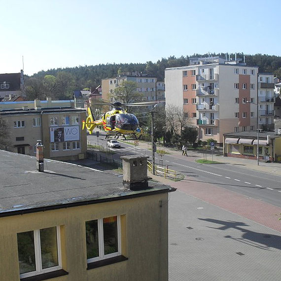 Nag�e zatrzymanie kr��enia u 60- letniego m�czyny. �mig�owiec LPR wyl�dowa� w centrum Mi�dzyzdroj�w