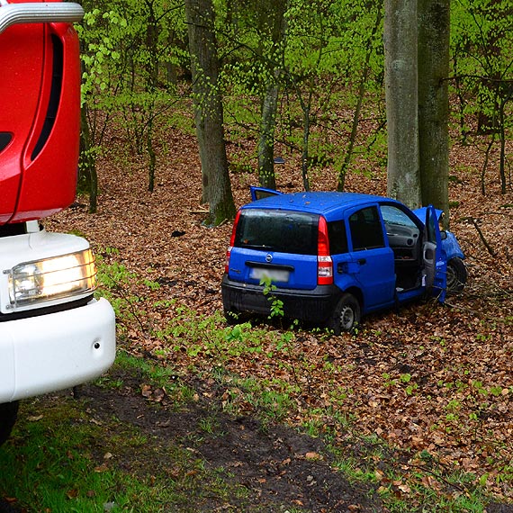 Fiat Panda jad�c z Mi�dzyzdroj�w w stron� Wise�ki uderzy� w drzewo. 2 osoby s� w stanie krytycznym
