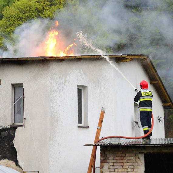 W Zalesie- Wicko p�on�� dom. Ewakuowano jedn� osob�