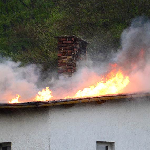 W Zalesie- Wicko p�on�� dom. Ewakuowano jedn� osob�