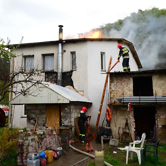 W Zalesie- Wicko p�on�� dom. Ewakuowano jedn� osob�