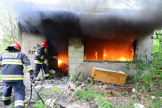 By�o du�o ognia. Dym unosi� si� wysoko