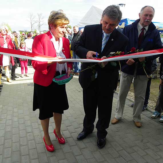 Taniec i muzyka na otwarcie �wietlicy w Zastaniu