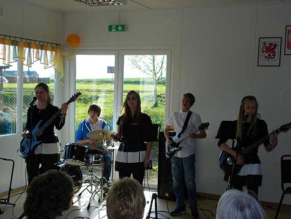 Taniec i muzyka na otwarcie �wietlicy w Zastaniu