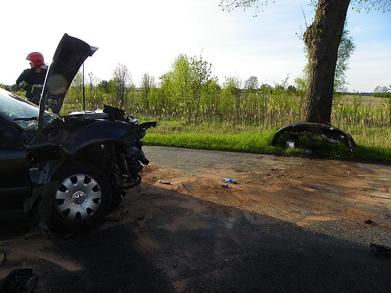 Uderzy�a w drzewo bo pasa�er zaci�gn�� hamulec r�czny