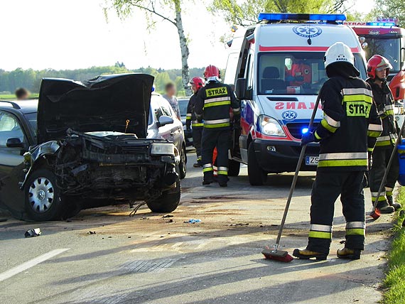 Uderzy�a w drzewo bo pasa�er zaci�gn�� hamulec r�czny