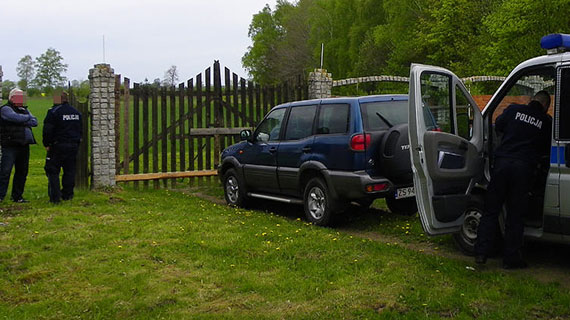 Chcieli wtargn�� na teren gospodarstwa. Sko�czy�o si� na uszkodzeniu drzwi wej�ciowych