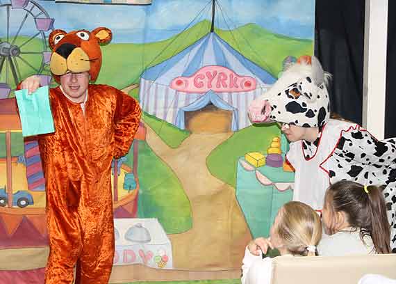 „Pomarańczowa Pantera”, czyli teatr „Duet” w międzyzdrojskiej bibliotece