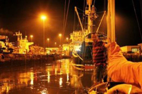 A oto profesjonalna za�oga p�yn�ca na Puffinie przez kana� 