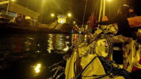 A oto profesjonalna za�oga p�yn�ca na Puffinie przez kana� 