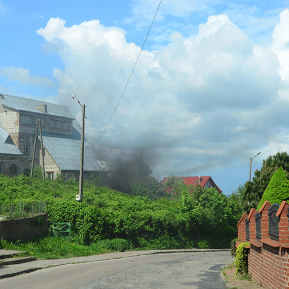 Po�ar na ulicy G��wnej w Lubinie. Podpalono stare opony
