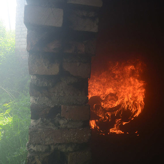 Po�ar na ulicy G��wnej w Lubinie. Podpalono stare opony
