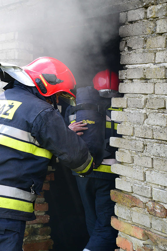 Po�ar na ulicy G��wnej w Lubinie. Podpalono stare opony
