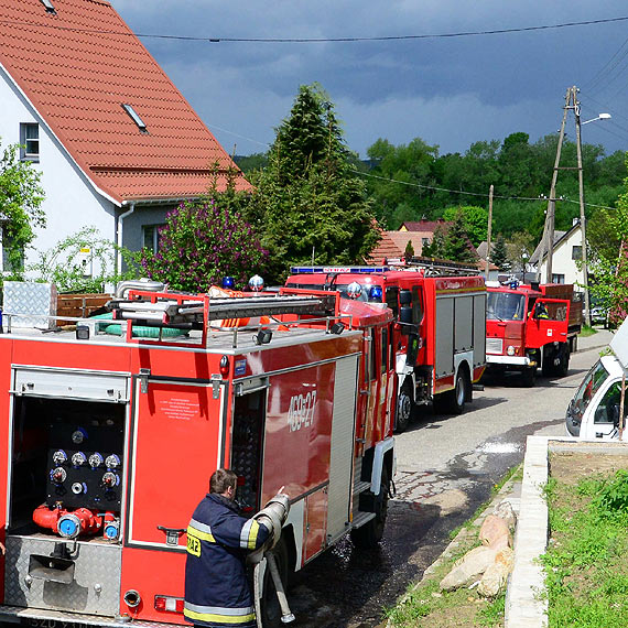 Po�ar na ulicy G��wnej w Lubinie. Podpalono stare opony