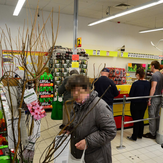 Czytelnik: W Biedronce sprzedaj� trefny towar. Pracownicy zrzucaj� ca�� odpowiedzialno�� na dyrekcj�