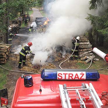 Strażacy gasili płonącą słomę