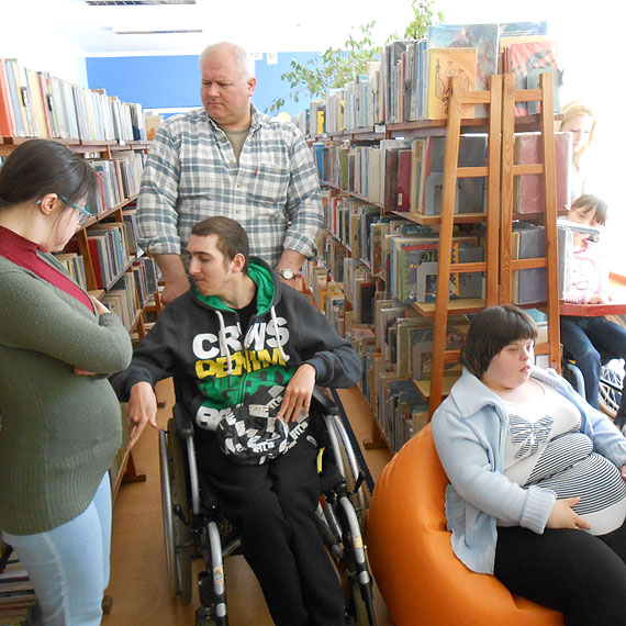 Uczniowie Szko�y Przysposabiaj�cej do Pracy odwiedzili bibliotek�
