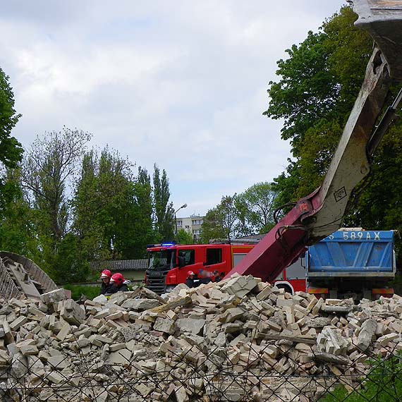 Koparka przewr�ci�a si� na budowie. Na szcz�cie nikomu nic si� nie sta�o