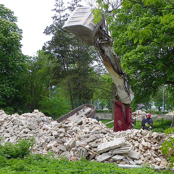 Koparka przewr�ci�a si� na budowie. Na szcz�cie nikomu nic si� nie sta�o