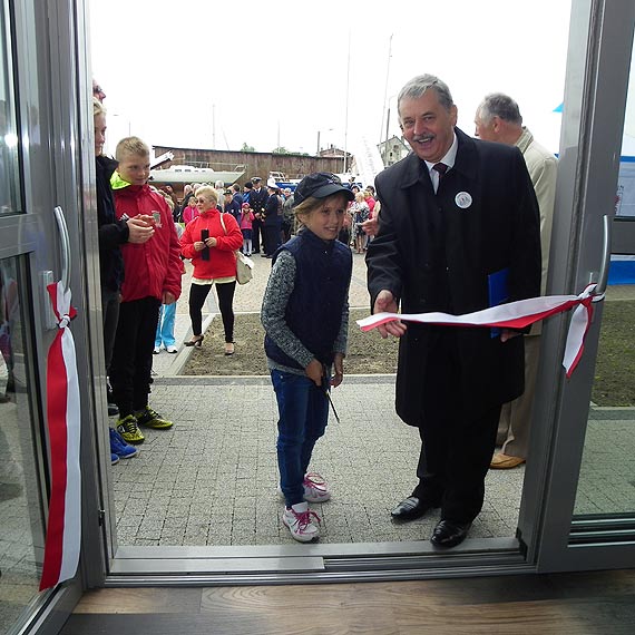 Tort z logo Mariny na otwarciu ośrodka żeglarskiego Uczniowskiego Klubu Sportowego „Albatros” w Wolinie