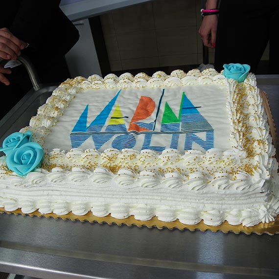 Tort z logo Mariny na otwarciu ośrodka żeglarskiego Uczniowskiego Klubu Sportowego „Albatros” w Wolinie