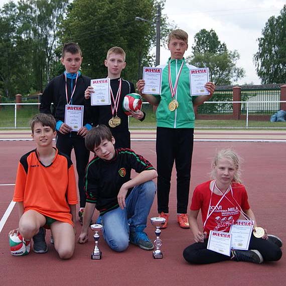 Lekkoatletyczne zmagania uczni�w z Wysokiej Kamie�skiej