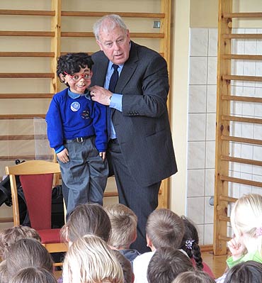 Alfred odwiedzi� dzieci w kamie�skich szko�ach