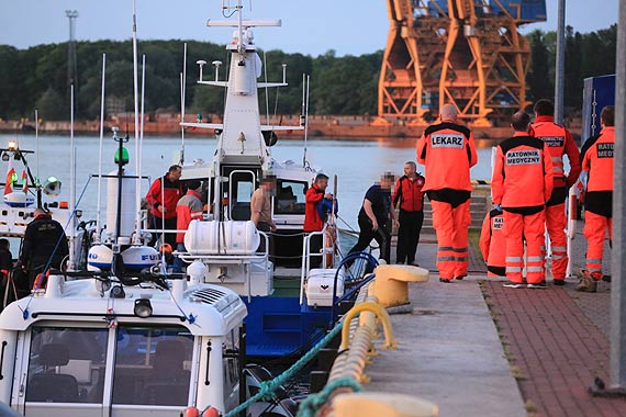 Na morzu przewr�ci� si� kuter rybacki MIZ-20. Dwie osoby uratowane. Jedna poszukiwana. Zobacz film!