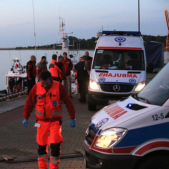 Na morzu przewr�ci� si� kuter rybacki MIZ-20. Dwie osoby uratowane. Jedna poszukiwana. Zobacz film!