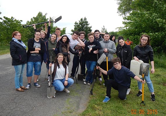 Ekologiczna akcja sadzenia drzew przez m�odzie�