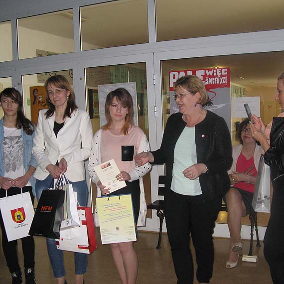 Publiczne gimnazjum w Kamieniu Pomorskim obchodzi�o �wiatowy Dzie� bez Tytoniu