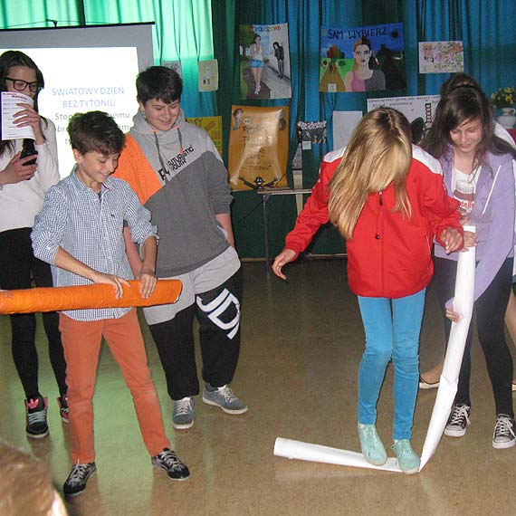 Publiczne gimnazjum w Kamieniu Pomorskim obchodzi�o �wiatowy Dzie� bez Tytoniu