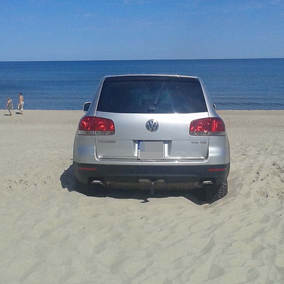 Mistrz parkowania zaparkowa� na pla�y... 