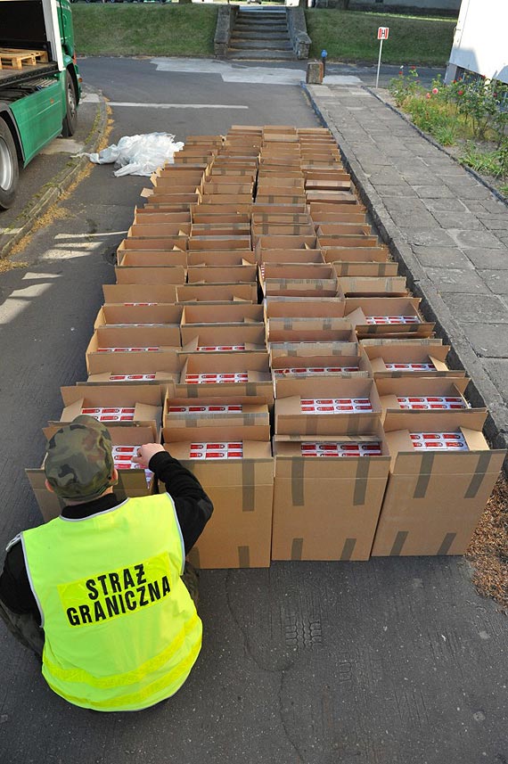Udaremniony przemyt miliona papierosów do Szwecji