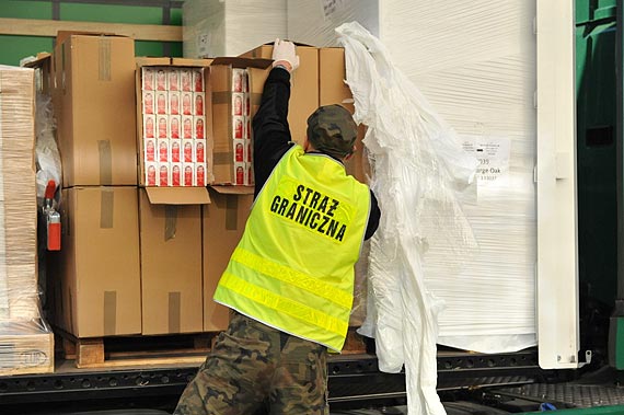 Udaremniony przemyt miliona papierosów do Szwecji