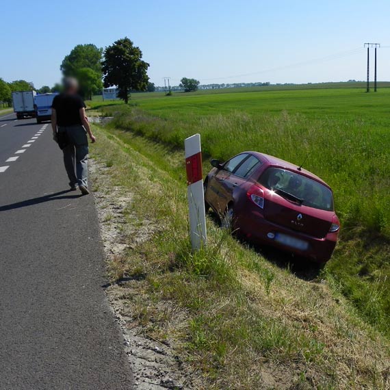 Na 107 kierowca clio wjecha� do rowu