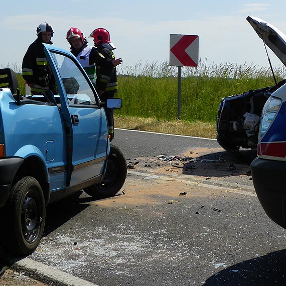 Czo�owe zderzenie na sto sz�stce, jedna osoba w szpitalu