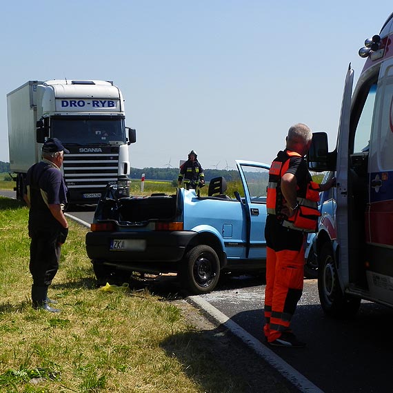 Czo�owe zderzenie na sto sz�stce, jedna osoba w szpitalu