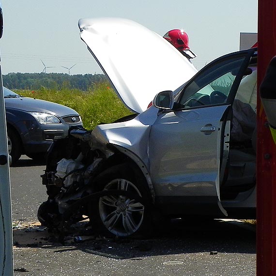 Czo�owe zderzenie na sto sz�stce, jedna osoba w szpitalu