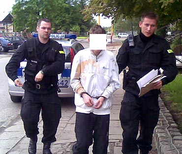 Zaatakowa� policjant�w no�em i pa�k�