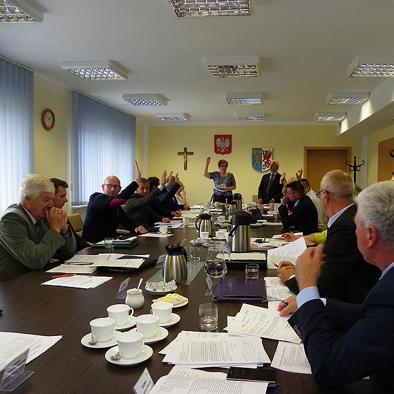 Nie ma absolutorium bo tak zdecydowali radni powiatu kamie�skiego