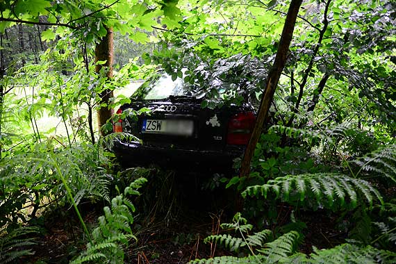 Kierowca nie wyrobi� na zakr�cie